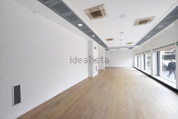 locale commerciale in vendita a Milano in zona Lorenteggio