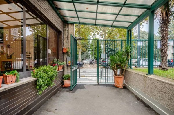 appartamento in vendita a Milano in zona Lorenteggio