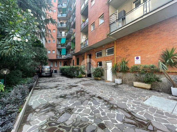 appartamento in vendita a Milano in zona Lorenteggio