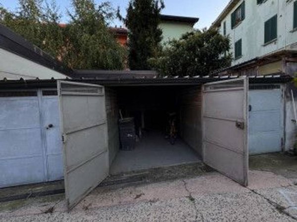 negozio in vendita a Milano in zona Baggio