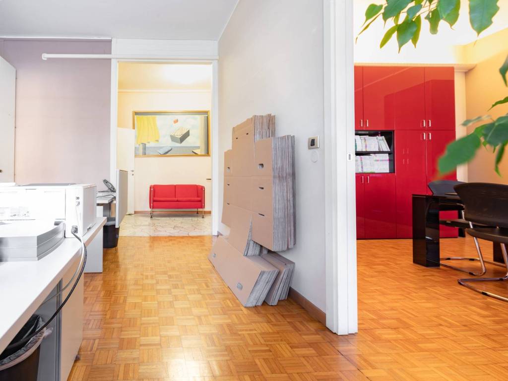 ufficio in vendita a Milano in zona Bocconi