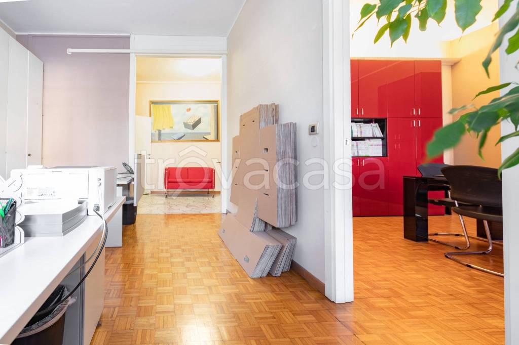 ufficio in vendita a Milano in zona Bocconi