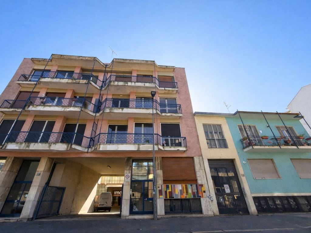 locale commerciale in vendita a Milano in zona Barona