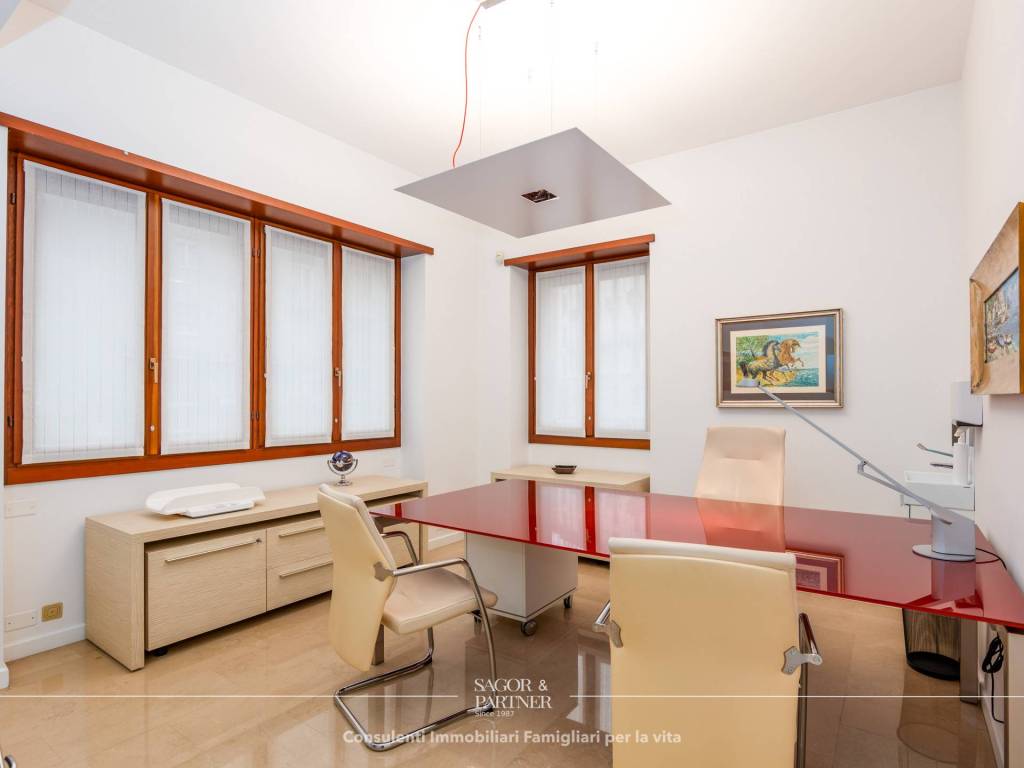 ufficio in vendita a Milano in zona Città Studi