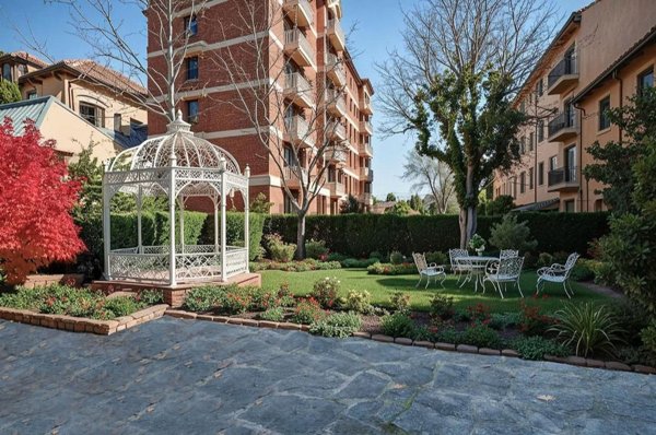 appartamento in vendita a Milano in zona Famagosta