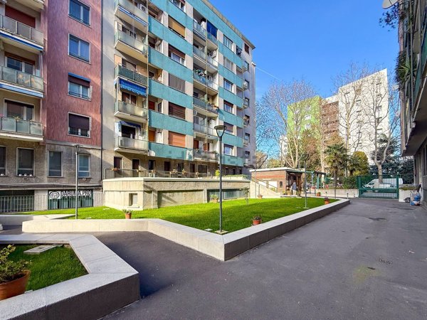 appartamento in vendita a Milano in zona Lorenteggio