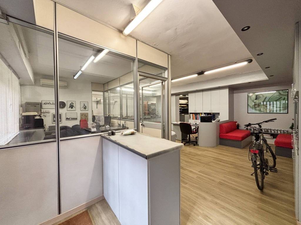 locale commerciale in vendita a Milano in zona Barona