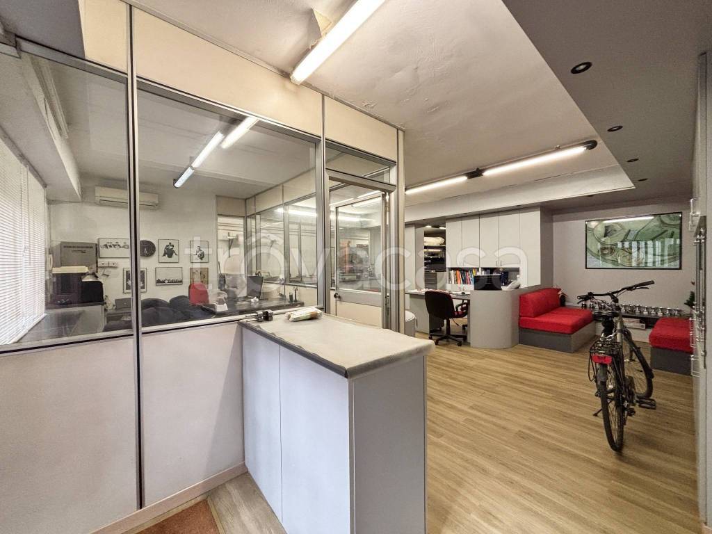 locale commerciale in vendita a Milano in zona Lorenteggio
