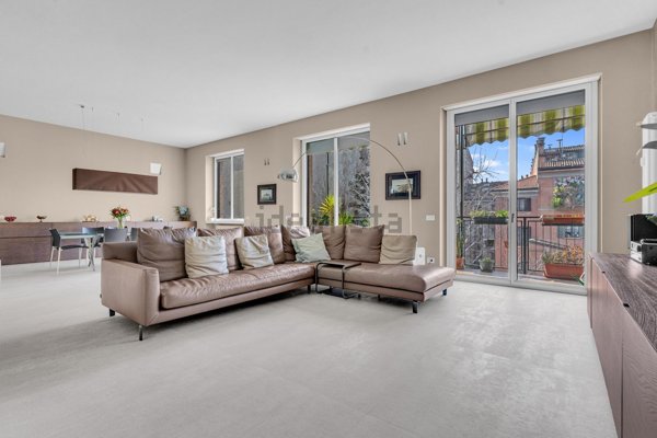 appartamento in vendita a Milano in zona Guastalla