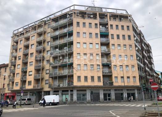 locale commerciale in vendita a Milano in zona Piazzale Lodi