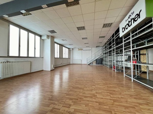 negozio in vendita a Milano in zona Baggio