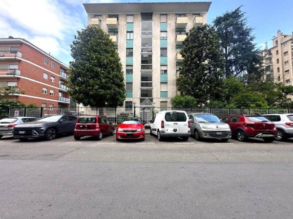 appartamento in vendita a Milano in zona Lorenteggio