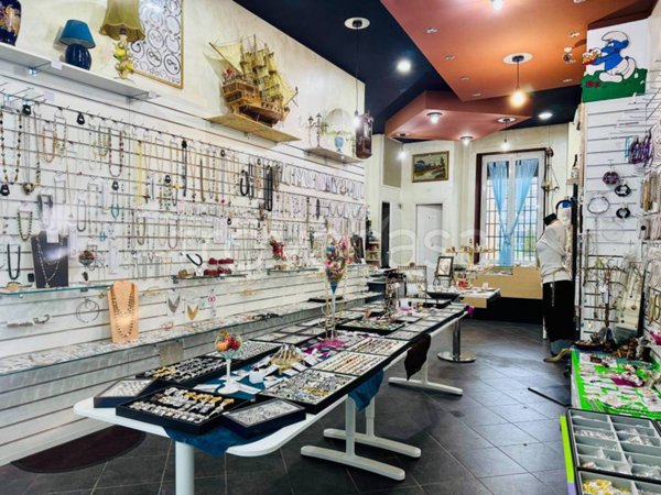 negozio in vendita a Milano in zona Barona