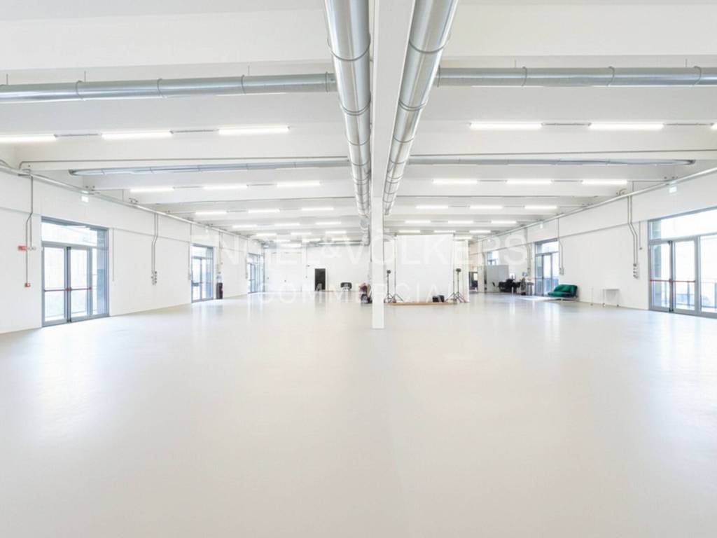 capannone in vendita a Milano in zona Forlanini