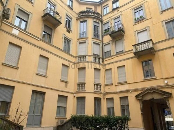 ufficio in vendita a Milano in zona Guastalla