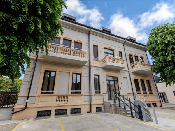 appartamento in vendita a Milano in zona Dergano