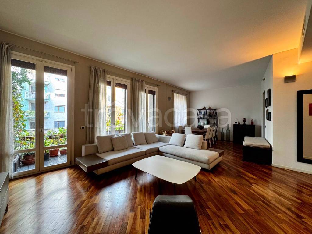 appartamento in vendita a Milano in zona Sempione