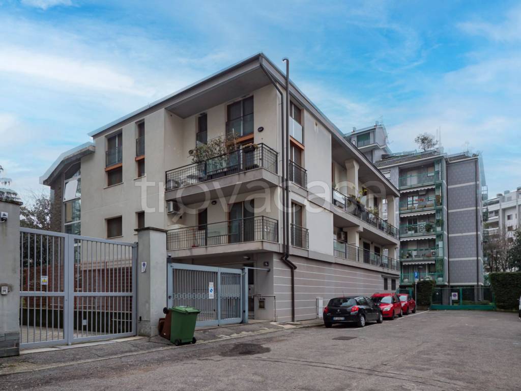 appartamento in vendita a Milano in zona Chiesa Rossa