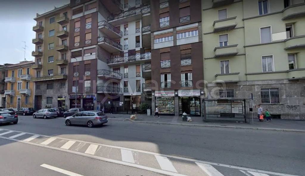 negozio in vendita a Milano in zona Famagosta