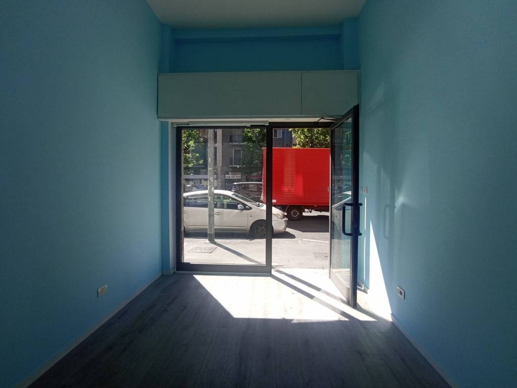 negozio in vendita a Milano in zona Lorenteggio