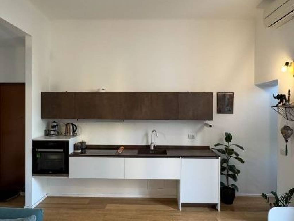 appartamento in vendita a Milano in zona Guastalla