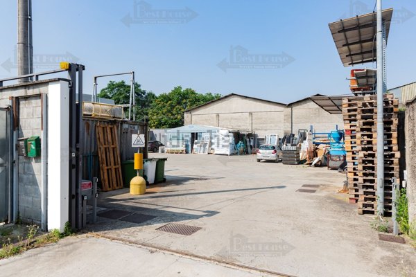 capannone in vendita a Milano in zona Precotto