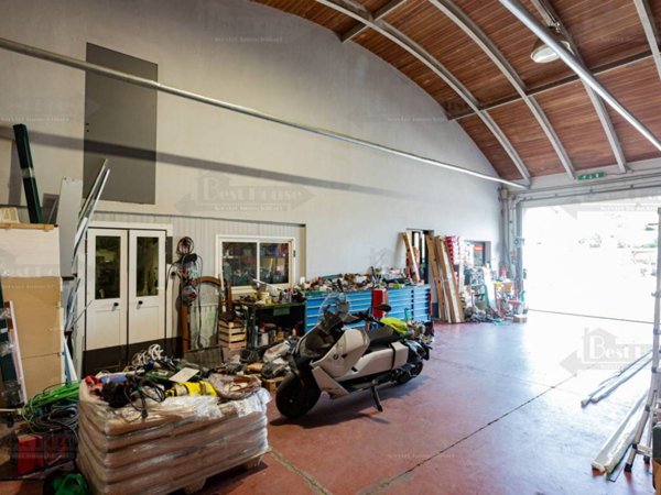 locale commerciale in vendita a Milano in zona Adriano