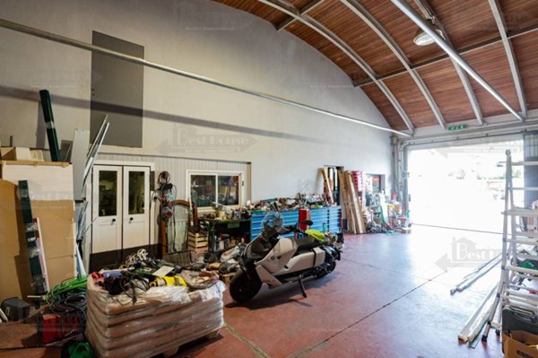 locale commerciale in vendita a Milano