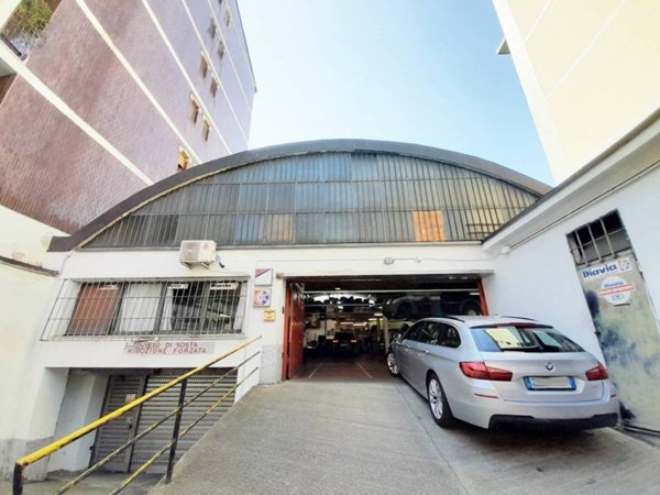 locale commerciale in vendita a Milano in zona Famagosta