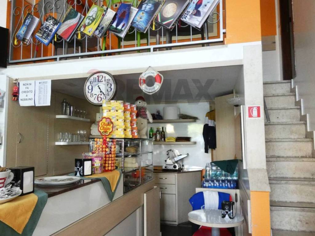 negozio in vendita a Milano in zona Barona