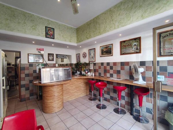 negozio in vendita a Milano in zona Barona