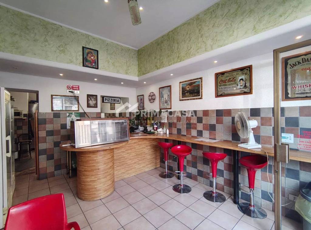 negozio in vendita a Milano in zona Barona