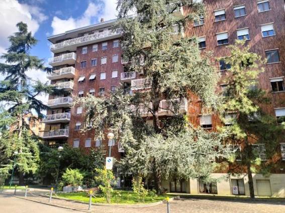 ufficio in vendita a Milano in zona Lorenteggio