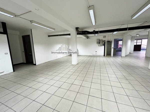 locale commerciale in vendita a Milano in zona Barona