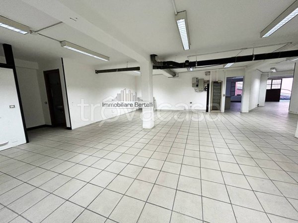 locale commerciale in vendita a Milano in zona Barona