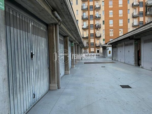 locale commerciale in vendita a Milano in zona Adriano