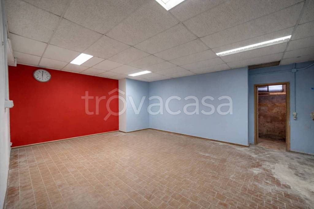 locale commerciale in vendita a Milano in zona Barona