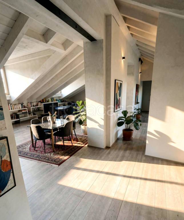 appartamento in vendita a Milano in zona Porta Monforte