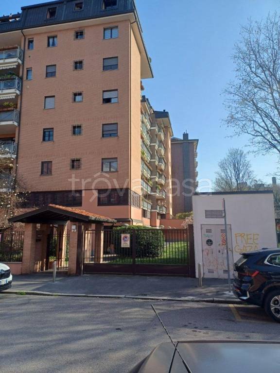appartamento in vendita a Milano in zona Lorenteggio