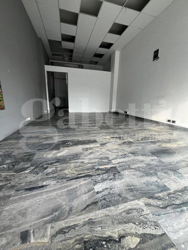 negozio in vendita a Milano in zona Vigentino