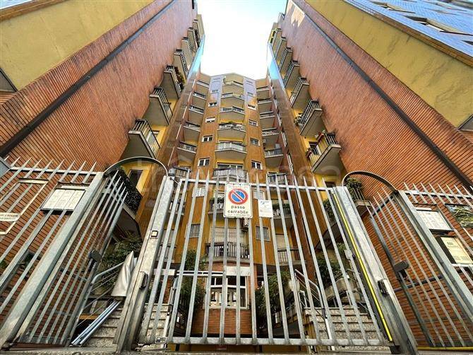 appartamento in vendita a Milano in zona Lorenteggio