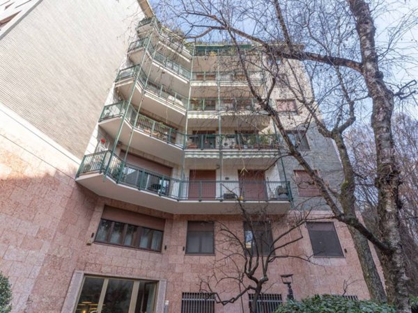 appartamento in vendita a Milano in zona Guastalla