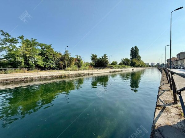 negozio in vendita a Milano in zona Barona