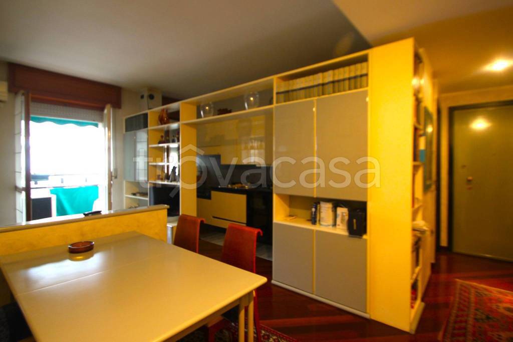 appartamento in vendita a Milano in zona Lorenteggio