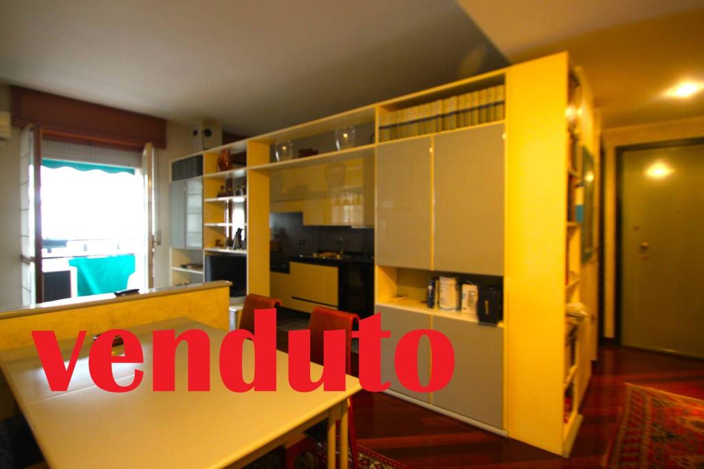 appartamento in vendita a Milano in zona Lorenteggio
