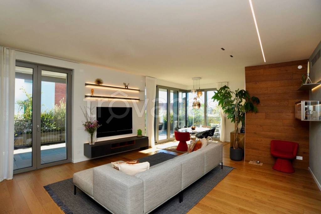 appartamento in vendita a Milano in zona Sant'Ambrogio