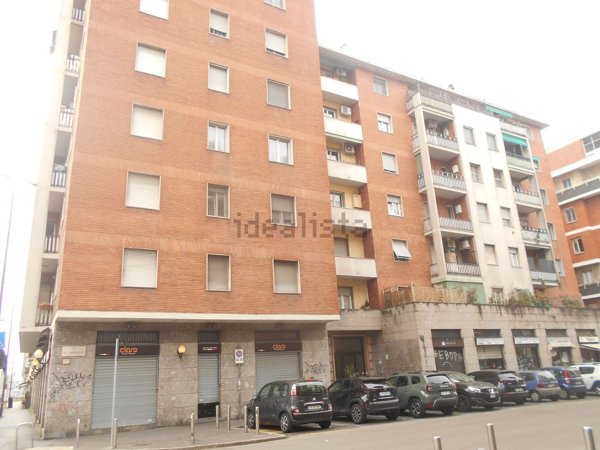negozio in vendita a Milano in zona Lorenteggio