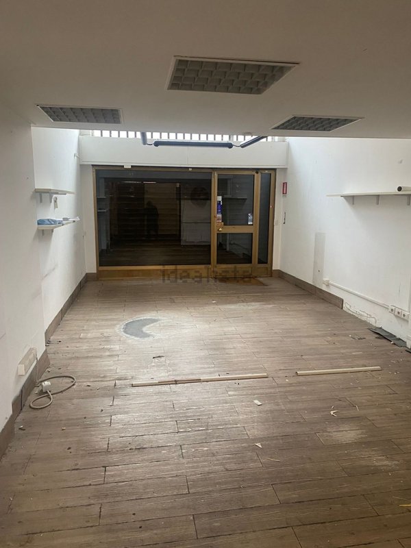 negozio in vendita a Milano in zona Baggio