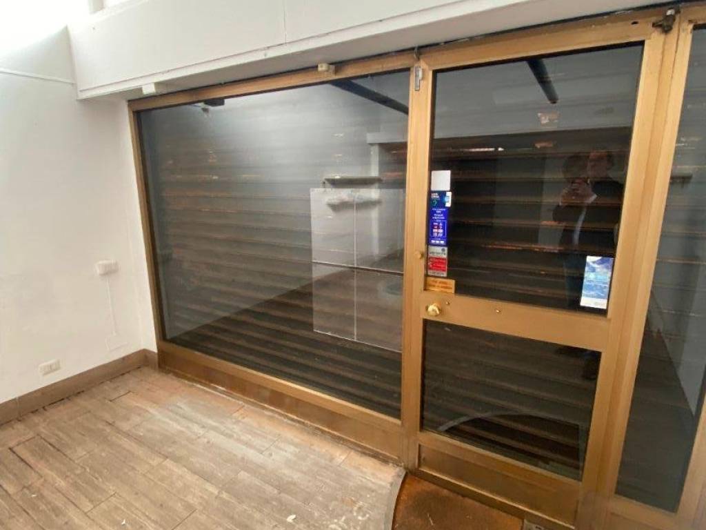 negozio in vendita a Milano in zona Baggio