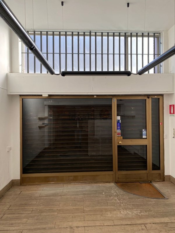 negozio in vendita a Milano in zona Baggio